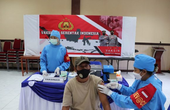 Polres Buleleng Melaksanakan Gerai Vaksin Polri Serentak.