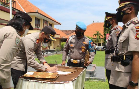 Kapolres Buleleng Pimpin Langsung Sertijab Kapolsek Dan Kabag Ren Serta Pemberian Penghargaan Kepada Personel Polres Buleleng.