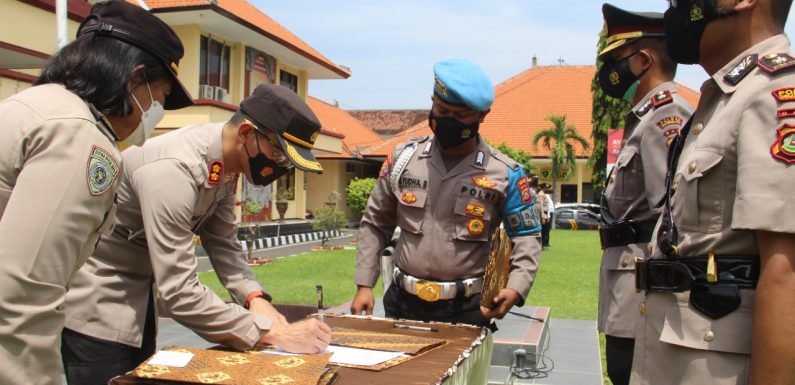 Kapolres Buleleng Pimpin Langsung Sertijab Kapolsek Dan Kabag Ren Serta Pemberian Penghargaan Kepada Personel Polres Buleleng.