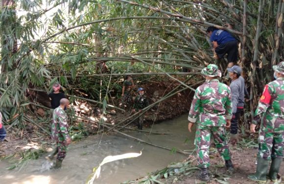 Koramil Penebel bersama warga Kerja Bakti  Bersihkan Saluran Irigasi di Desa Jegu. .