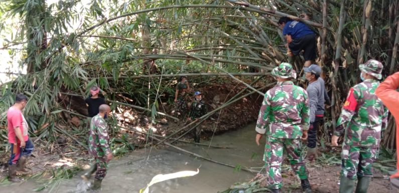 Koramil Penebel bersama warga Kerja Bakti  Bersihkan Saluran Irigasi di Desa Jegu. .