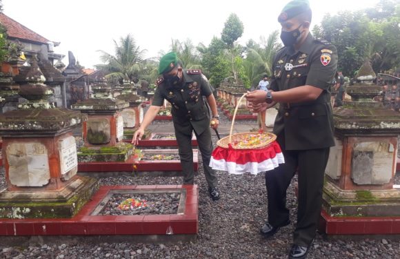 Dandim 1616/ Gianyar Menghadiri Upacara Ziarah Peringati Hari Juang Kartika TNI AD ke-76 di TMP Kertha Kertya Mandala Gianyar.