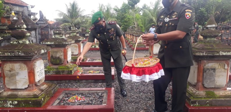Dandim 1616/ Gianyar Menghadiri Upacara Ziarah Peringati Hari Juang Kartika TNI AD ke-76 di TMP Kertha Kertya Mandala Gianyar.