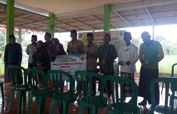 Komitmen Sejahterakan Masyarakat, Kades Beluk Kenek Ambunten Salurkan BLT DD Kepada Warga.