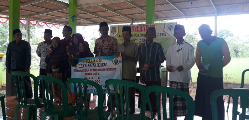 Komitmen Sejahterakan Masyarakat, Kades Beluk Kenek Ambunten Salurkan BLT DD Kepada Warga.