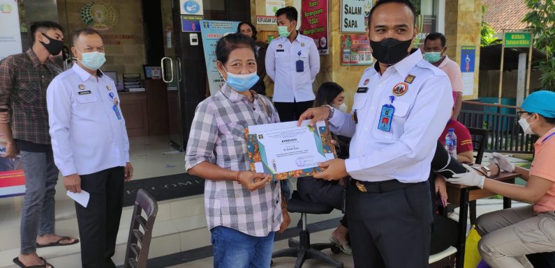 Bertepatan dengan Hari Ibu ke-93, Kanwil Kemenkumham Bali melalui Bapas Karangasem berikan layanan kesehatan Gratis bagi klien Pemasyarakatan.