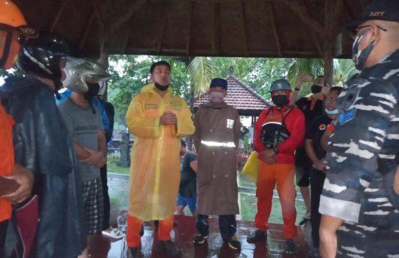 Ibu dan Anak Hanyut saat Menyeberang Sungai Kalibaru.