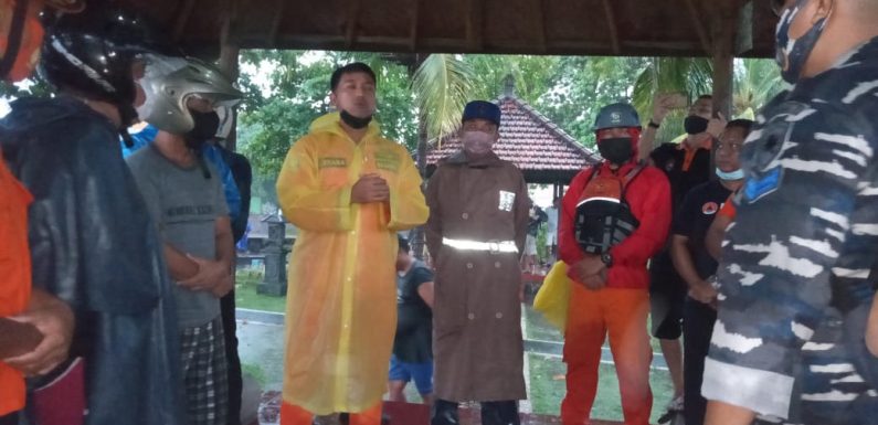 Ibu dan Anak Hanyut saat Menyeberang Sungai Kalibaru.