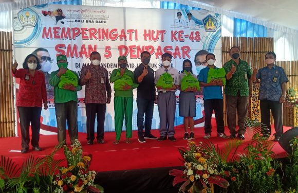 HUT Ke 48 SMA Negeri 5 Denpasar Gelar Tali Kasih.