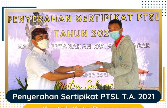 Kepala Kantor BPN Kota Denpasar Menyerahkan 200 Sertifikat PTSL Secara Simbolis Kepada Masyarakt.