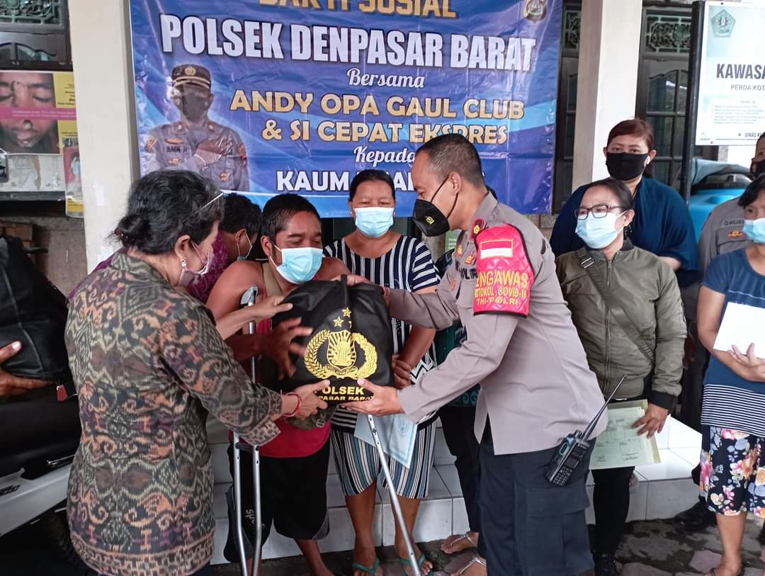 Peduli Warga Miskin Dan Penyandang Disabilitas Kapolsek Denpasar Barat Bagikan Sembako.