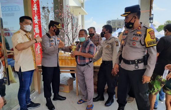 Bantu Meringankan Sebagian Beban Ekonomi, Polsek Denpasar Barat Bagikan Ribuan Minyak Goreng Saat Pelaksanaan Gebyar Vaksin.