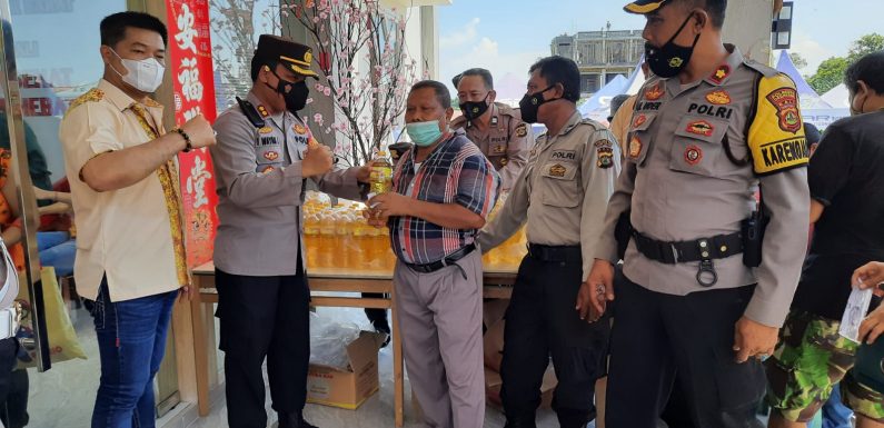 Bantu Meringankan Sebagian Beban Ekonomi, Polsek Denpasar Barat Bagikan Ribuan Minyak Goreng Saat Pelaksanaan Gebyar Vaksin.