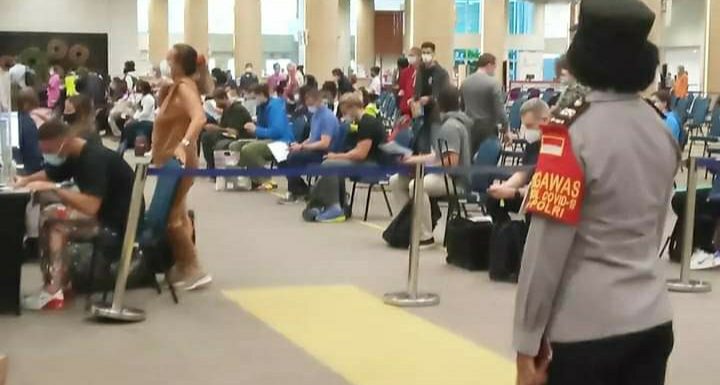 Pengamanan Polres Bandara Pasca Pemberlakuan Aturan Pemerintah Tanpa Karantina Bagi PPLN.