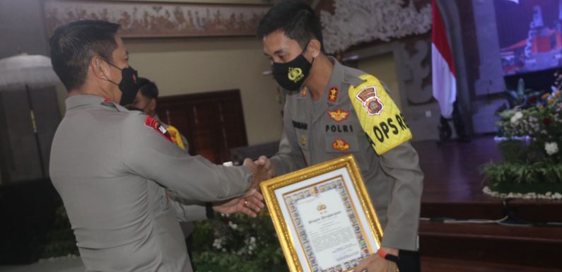 Kapolres Buleleng Terima Penghargaan Diserahkan Langsung Kapolda Bali.