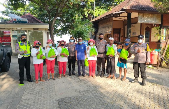 Polsek Kuta Bagikan Sembako,   Bantu Ringankan  Beban Ekonomi Masyarakat Kurang Mampu.