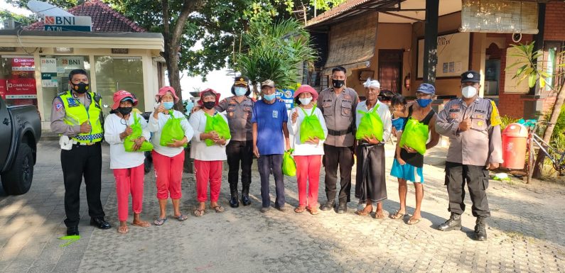 Polsek Kuta Bagikan Sembako,   Bantu Ringankan  Beban Ekonomi Masyarakat Kurang Mampu.
