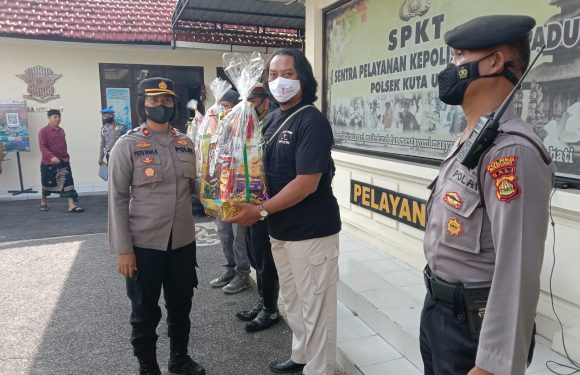 Kapolsek Kuta Utara Bagi Bingkisan Kepada Personil Yang Merayakan  Idul Fitri.