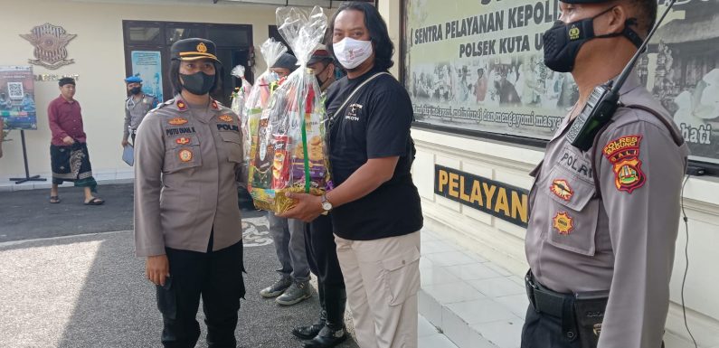 Kapolsek Kuta Utara Bagi Bingkisan Kepada Personil Yang Merayakan  Idul Fitri.