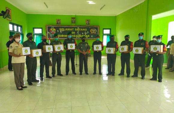 Dandim Gianyar Lepas Personel Yang Purna Bhakti Dan Pemberian Bingkisan Lebaran.