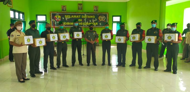 Dandim Gianyar Lepas Personel Yang Purna Bhakti Dan Pemberian Bingkisan Lebaran.