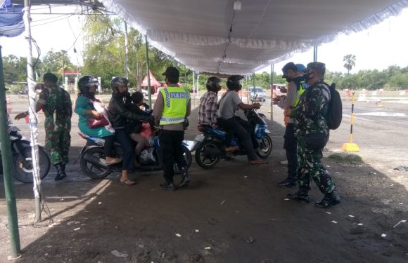 Personel Kodim Jembrana Yang Tergabung Dalam Petugas Gabungan, Lakukan Pemeriksaan Suket Vaksinasi dan PCR/ Swab Test Antigen di Pos Pengamanan Terminal Cargo Gilimanuk.