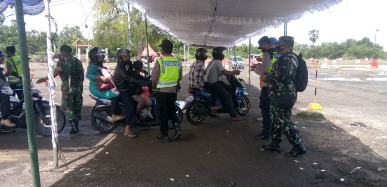 Personel Kodim Jembrana Yang Tergabung Dalam Petugas Gabungan, Lakukan Pemeriksaan Suket Vaksinasi dan PCR/ Swab Test Antigen di Pos Pengamanan Terminal Cargo Gilimanuk.