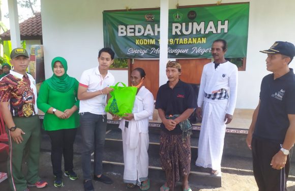 Bantu Masyarakat Kurang Mampu, Kodim 1619/Tabanan serahkan bantuan bedah rumah.