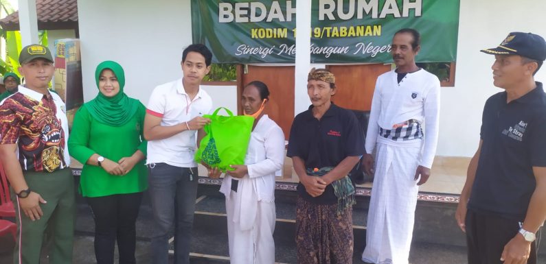 Bantu Masyarakat Kurang Mampu, Kodim 1619/Tabanan serahkan bantuan bedah rumah.