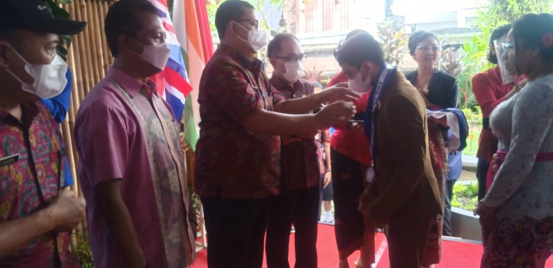 Pelepasan Siswa Kelas XII SMA 4 Denpasar Berjalan Lancar, Dengan Menerapkan Protokol Kesehatan Yang Ketat.