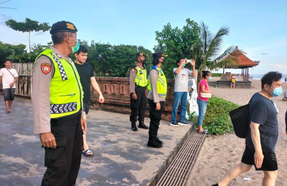 Polsek Kuta Utara Lakukan Pengamanan Terhadap Pengunjung Di  Pantai Petitenget.