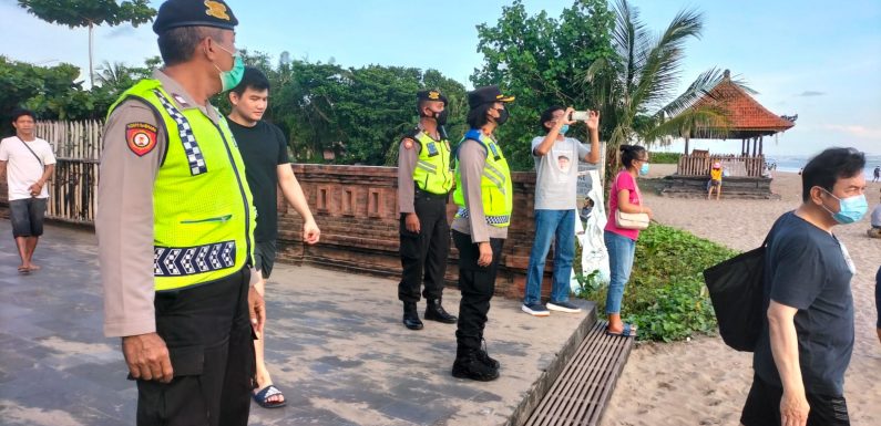 Polsek Kuta Utara Lakukan Pengamanan Terhadap Pengunjung Di  Pantai Petitenget.