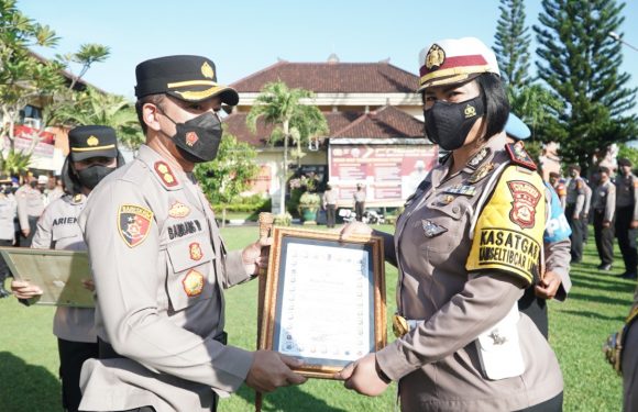 Berhasil Ungkap Kasus Tabrak Lari, Kapolresta Berikan Reward 8 Personil Sat Lantas Polresta Denpasar.
