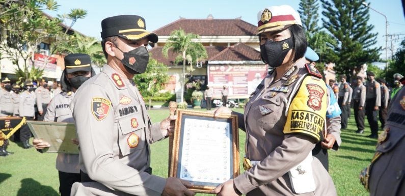 Berhasil Ungkap Kasus Tabrak Lari, Kapolresta Berikan Reward 8 Personil Sat Lantas Polresta Denpasar.