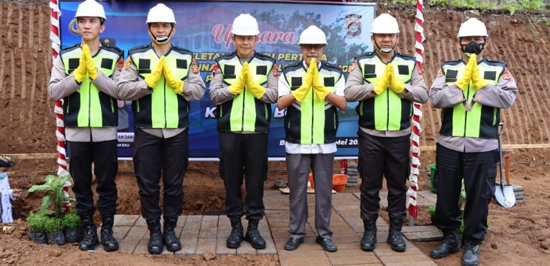 Kapolda Bali Melaksanakan Peletakan Batu Pertama Pembangunan Polsek Busungbiu.