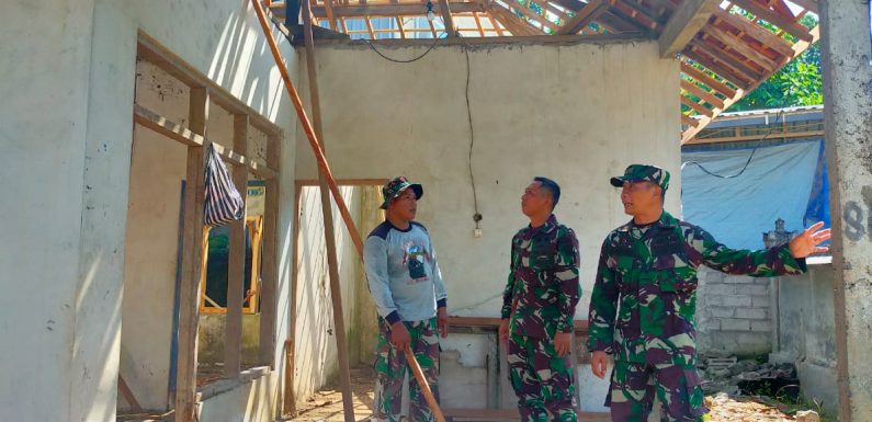 Dandim 1619/Tabanan Tinjau kegiatan Bedah Rumah di Gubug.