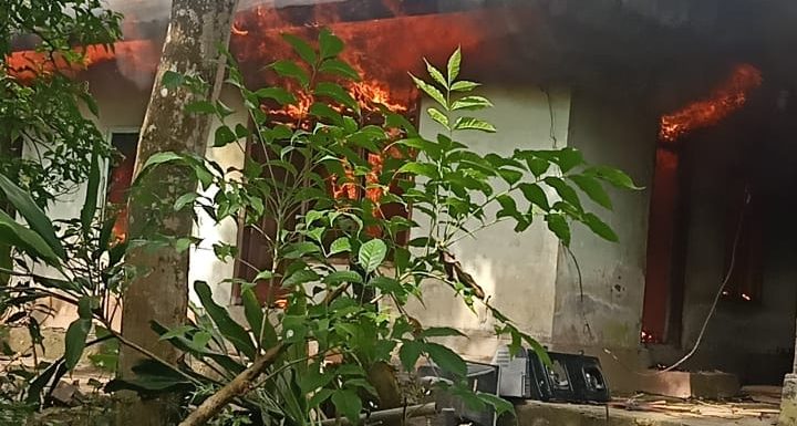 Rumah Penggarap Tanah Sengketa di Bakar Warga.