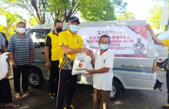 Kapolsek Benoa Serahkan Sembako Kepada Warga Dalam Menyambut HUT Bhayangkara 76.
