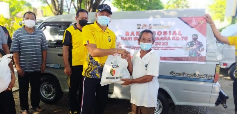 Kapolsek Benoa Serahkan Sembako Kepada Warga Dalam Menyambut HUT Bhayangkara 76.