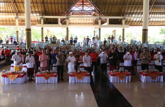 Gubenur Koster Serahkan Sertifikat Tanah untuk Warga Kelurahan Semarapura Kangin.