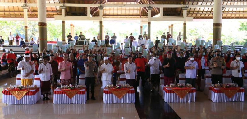 Gubenur Koster Serahkan Sertifikat Tanah untuk Warga Kelurahan Semarapura Kangin.
