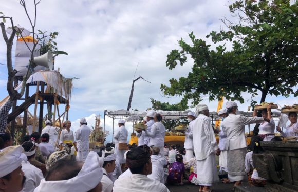 Hari ini Serangkaian Pujawali di Gelar di Pura Sad Kahyangan Goa Lawah.