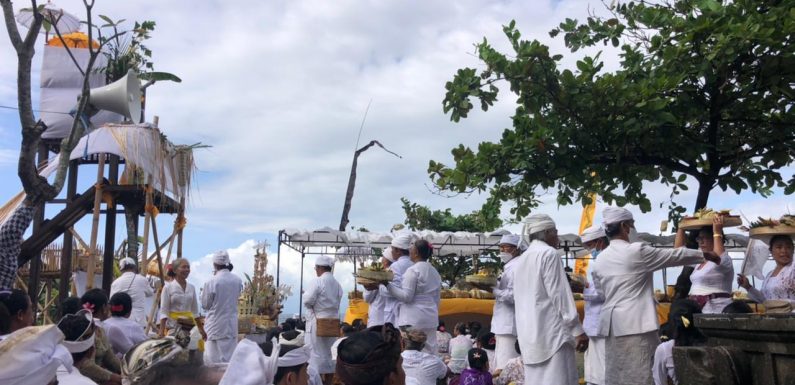 Hari ini Serangkaian Pujawali di Gelar di Pura Sad Kahyangan Goa Lawah.