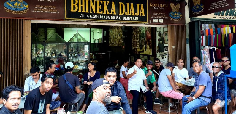 dr. Bagus Darmayasa Ngopi Bareng Dengan Para Sahabat diToko Kopi Bhineka Jaya Jalan Gajah Mada No. 80 Denpasar.