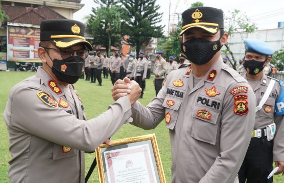 Kapolsek Densel Raih Juara 1 Lomba Menembak Meriahkan Hari Bhayangkara Ke-76.