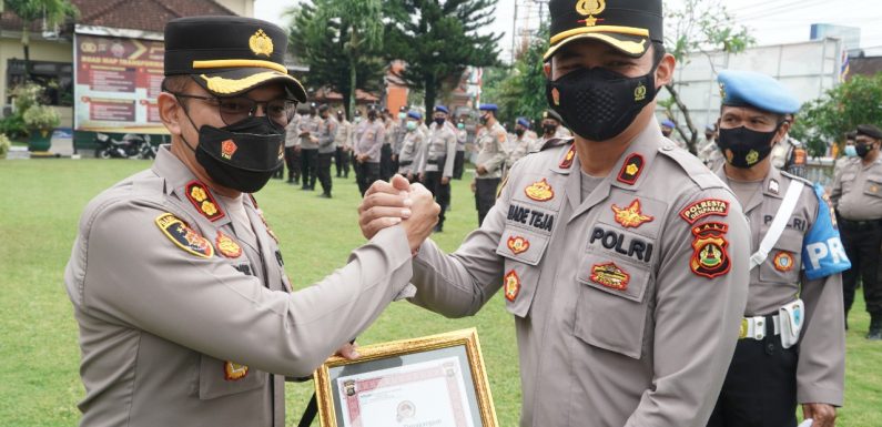 Kapolsek Densel Raih Juara 1 Lomba Menembak Meriahkan Hari Bhayangkara Ke-76.