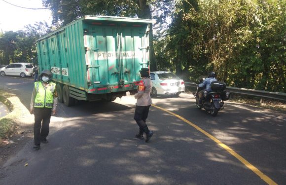 Kapolsek Selemadeg Timur Bersama Jajaran Atasi Truck Macet di Tikungan Jelijih Desa Megati.