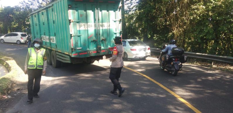 Kapolsek Selemadeg Timur Bersama Jajaran Atasi Truck Macet di Tikungan Jelijih Desa Megati.