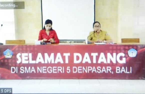 360 Siswa Baru SMA Negeri 5 Denpasar  mengikuti MPLS  Melaui Live Streaming bertempat di Ruang  Pertemuan Sekolah.