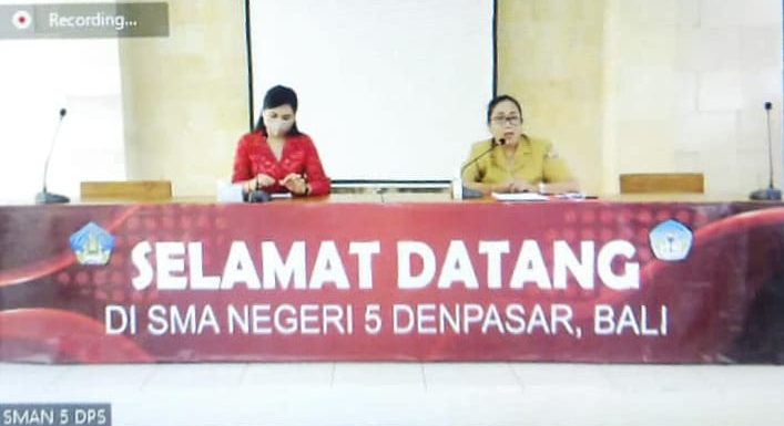 360 Siswa Baru SMA Negeri 5 Denpasar  mengikuti MPLS  Melaui Live Streaming bertempat di Ruang  Pertemuan Sekolah.